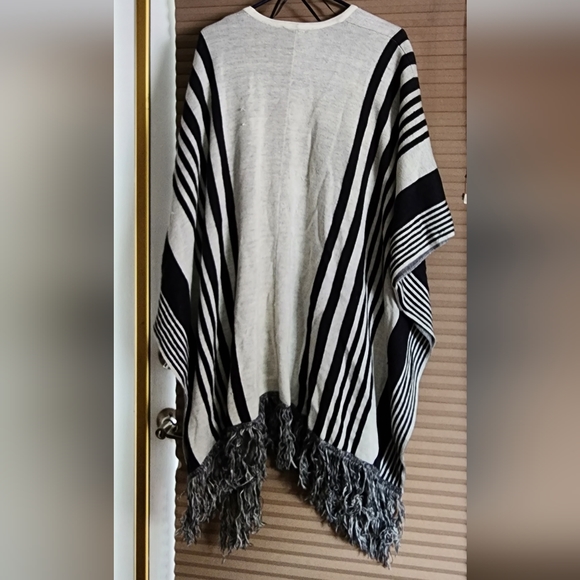 Forever21 Women's Open Front,Slipin Arms Poncho/Shawl Fringe Bottom.SizeS/M Used - Picture 3 of 5